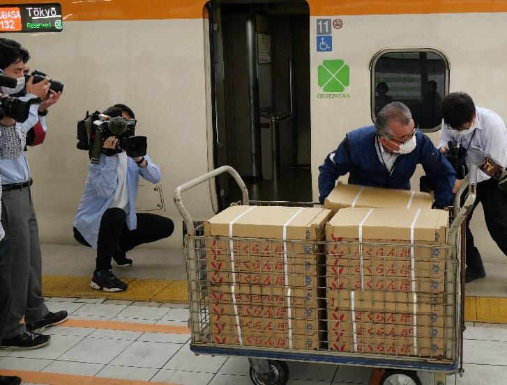 さくらんぼを新幹線に積み込む様子