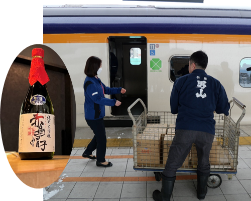 日本酒を新幹線に積み込む様子