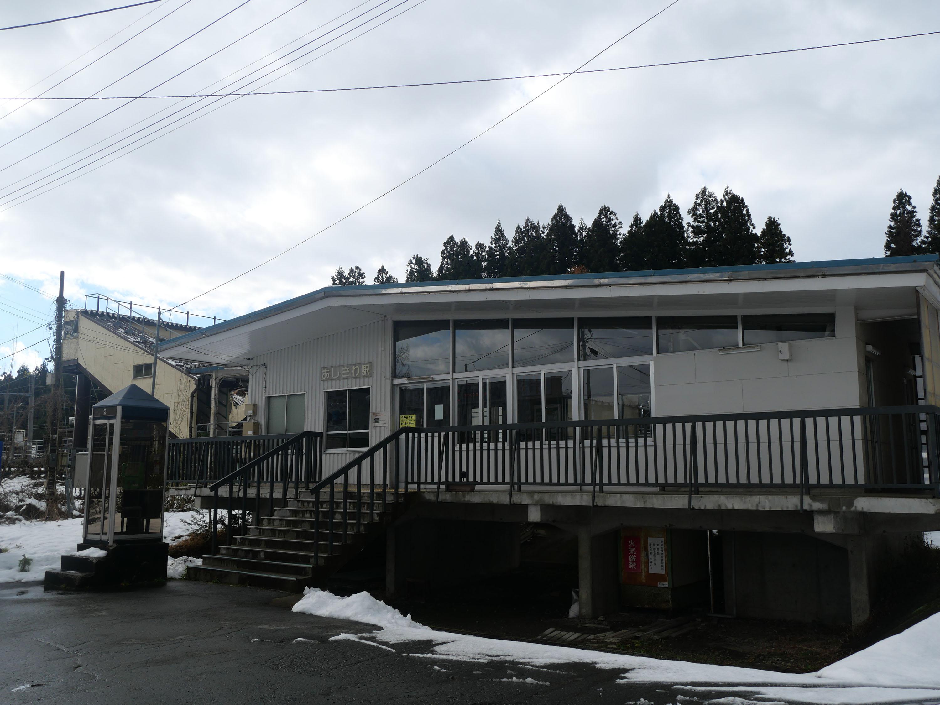 芦沢駅の外観