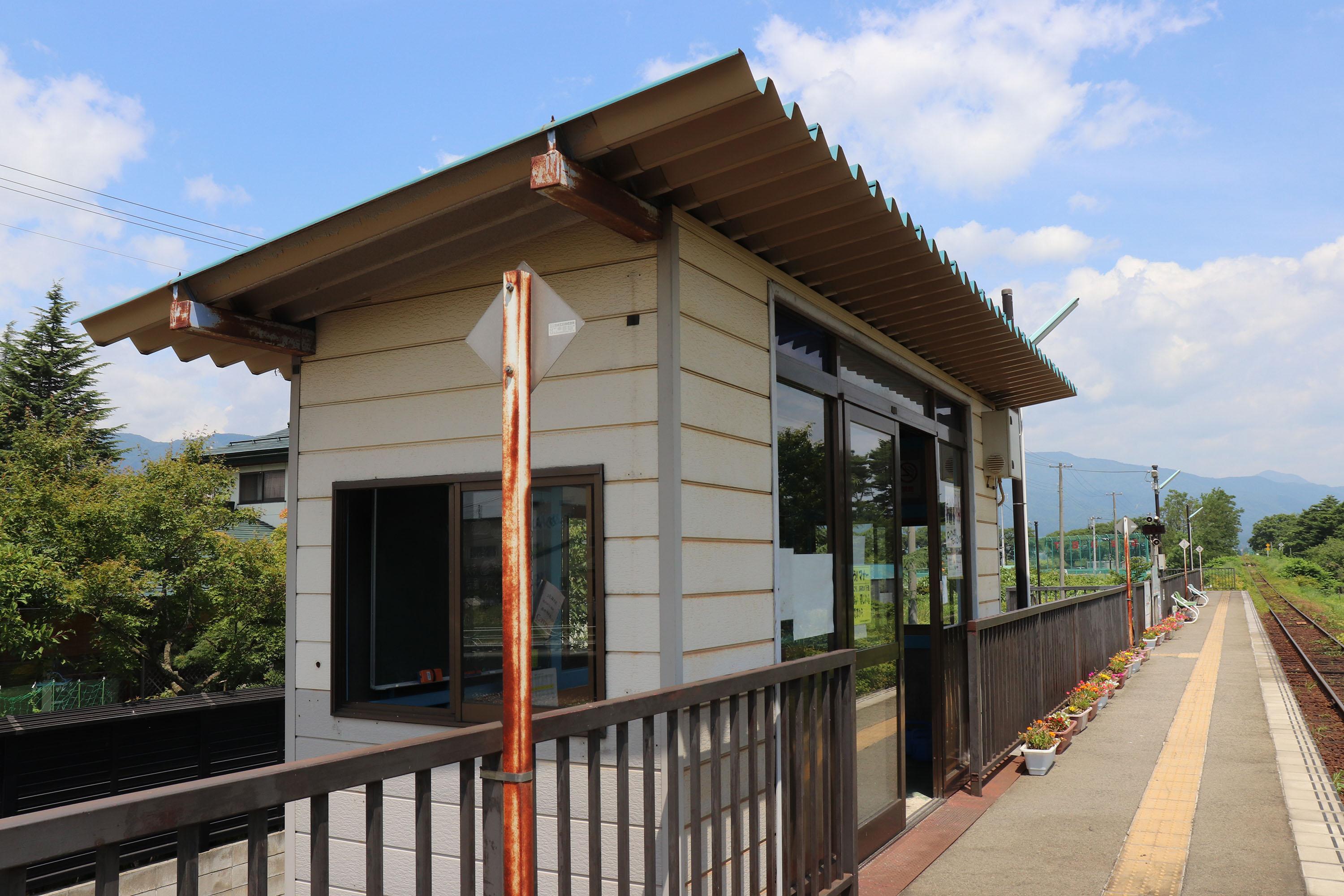 あやめ公園駅の外観